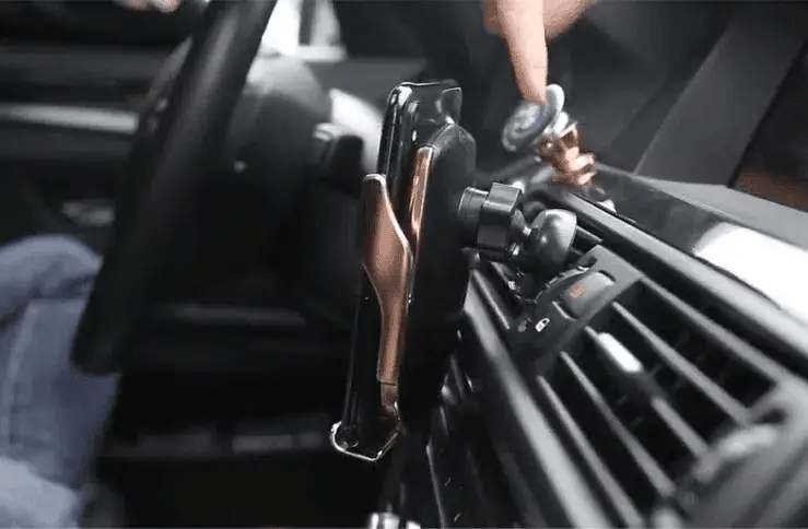 حامل جوال للسيارة الأتوماتيكي بخاصية الشحن السريع - Makfool